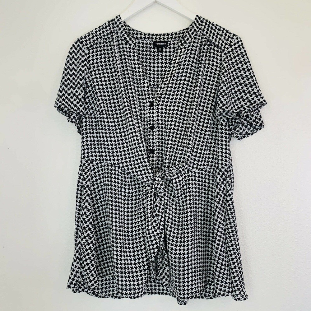 Torrid womens short sleeve black and white tie & button front blouse size 00,M/L